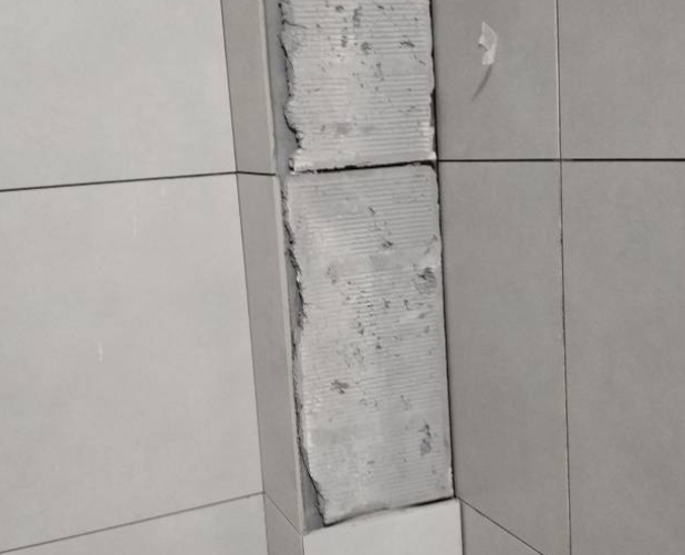 邗江瓷砖空鼓维修公司分享下瓷砖施工前基层浇水润湿程度不足，可能导致以下问题